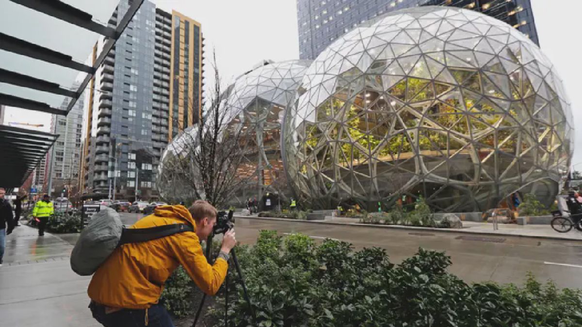 Amazon Resmikan The Spheres, Kantor Berkonsep Hutan Hujan di Seattle