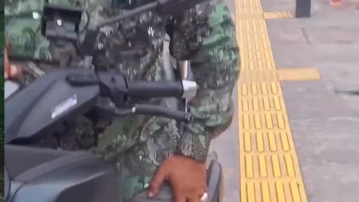 Arogan Klaim Tentara Saat Jajah Trotoar, Pemotor di Depok Terekam dan Viral