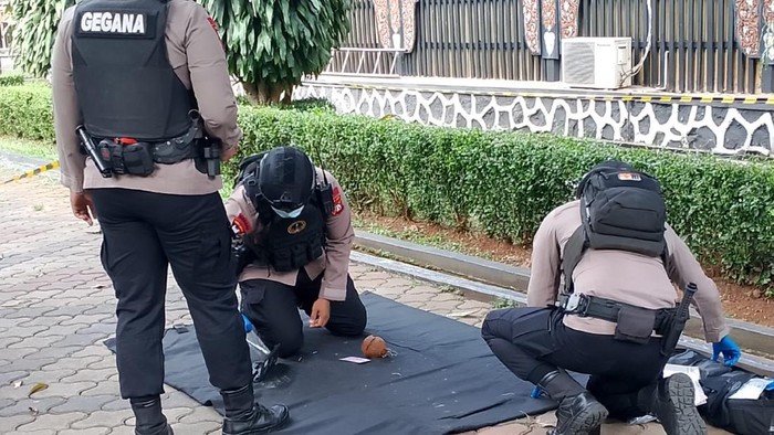 Benda Diduga Mortir Ditemukan di Anjungan TMII, Tim Gegana Lakukan Evakuasi