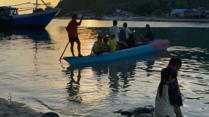 Seperti Ini Rasanya Naik 'Ojek Laut' yang Ongkosnya Rp 5.000