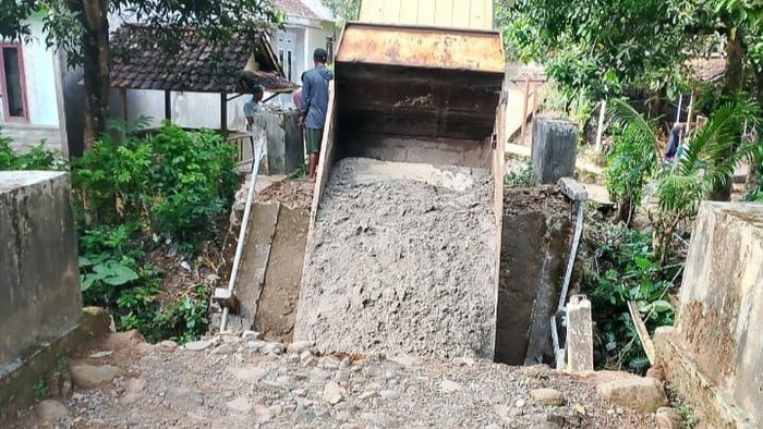 Jembatan Satu-satunya di Pandeglang Ambruk, Akses Warga Desa Tunggaljaya Terputus