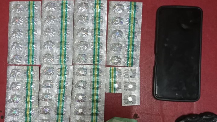 PRIA DI DEPOK DITANGKAP SAAT COD OBAT KERAS, 88 BUTIR TRAMADOL DISITA