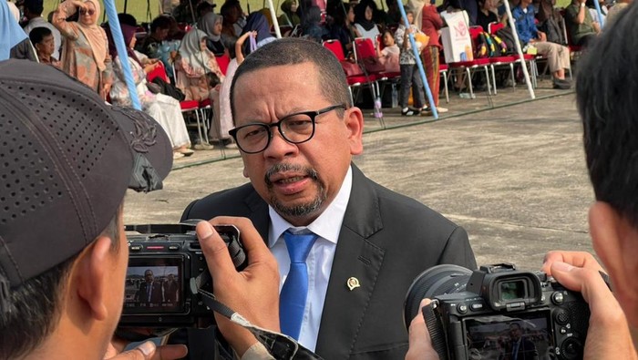 Jakarta - Sorotan tajam publik belakangan ini mengarah pada penunjukan sejumlah komisaris di tubuh Badan Usaha Milik Negara (BUMN). Sejumlah nama yang dinilai tak memiliki kesesuaian latar belakang dengan inti bisnis perusahaan pelat merah menuai kritik. Menanggapi hal ini, Kepala Badan Komunikasi Pemerintah (Bakom) RI Muhammad Qodari angkat bicara. Dalam keterangan yang diperoleh Lurusin.com, ia menjelaskan bahwa keberagaman latar belakang justru menjadi nilai strategis.
