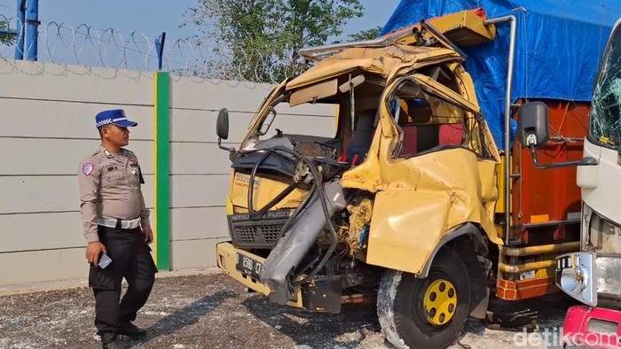 Bos Biji Kopi Tewas Terjepit di Kabin Truk Ringsek Akibat Kecelakaan di Tol Cipularang
