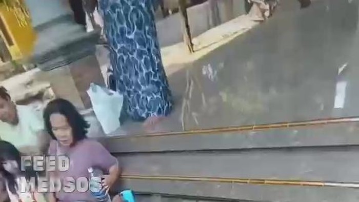 Viral Warga Berebut Air Berkah dari Fondasi Rumah, Ternyata Pipa Bocor