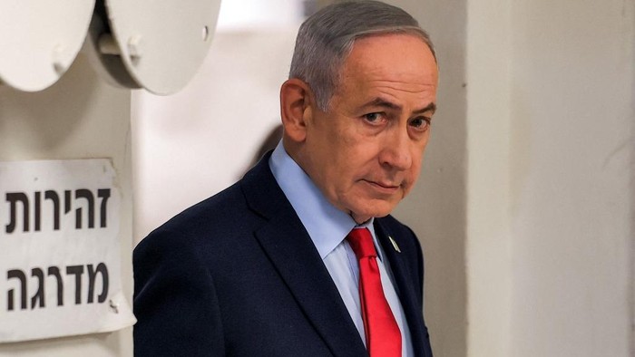 Tel Aviv - Perdana Menteri Israel Benjamin Netanyahu kembali menegaskan komitmen negaranya untuk menghalangi Iran memperoleh senjata nuklir, dalam sebuah pernyataan yang disampaikan di hadapan publik Tel Aviv pada Minggu (21/6). Netanyahu menyebut bahwa salah satu capaian utama dari dinamika keamanan di Timur Tengah adalah keberhasilan mencegah Teheran mewujudkan ambisi atomnya.