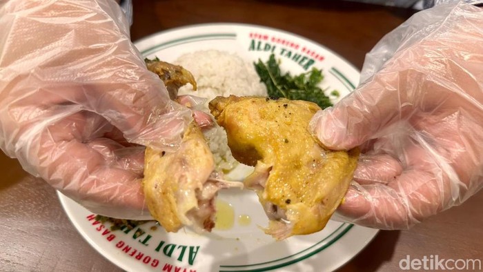 Jakarta - Nama Aldi Taher kembali mencuri perhatian publik, kali ini bukan lewat panggung hiburan atau aksi kontroversialnya di media sosial, melainkan melalui bisnis kuliner. Usaha terbarunya yang menyajikan ayam goreng basah langsung banjir sorotan dan viral di berbagai platform media sosial. Menu yang diusung bukanlah ayam goreng tepung renyah yang selama ini mendominasi pasar, melainkan sajian ayam goreng basah khas Sunda yang digadang-gadang memiliki cita rasa rumahan yang autentik.