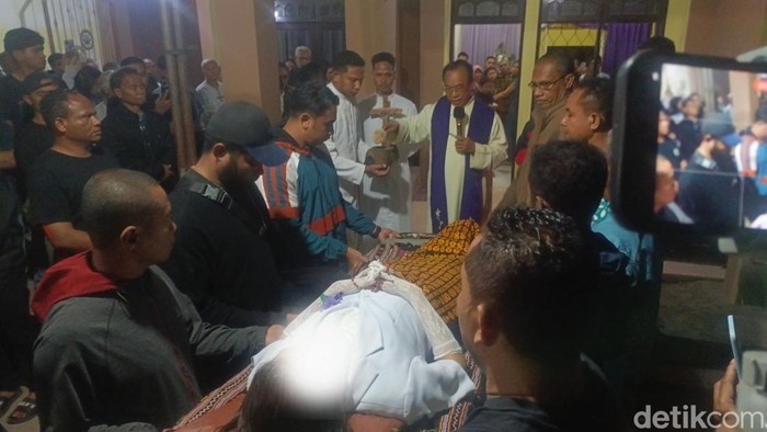 Kasus tragis kembali mengguncang dunia kesehatan Nusa Tenggara Timur. Seorang tenaga medis muda, dr. Eliza Princila Utami Pakaenoni (27), yang akrab disapa Icha Pakaenoni, ditemukan meninggal dunia di Kabupaten Kefamenanu. Dokter yang bertugas di wilayah tersebut diduga mengakhiri hidupnya akibat tekanan psikologis berat setelah mengalami intimidasi yang dilakukan oleh dua orang anggota Dewan Perwakilan Rakyat Daerah (DPRD) Kabupaten Timor Tenggara Utara (TTU).