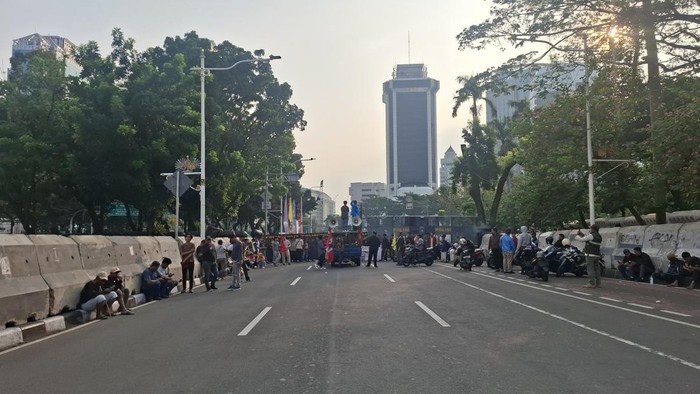 Aksi Mahasiswa di Monas, Jalan Medan Merdeka Selatan Ditutup Sementara