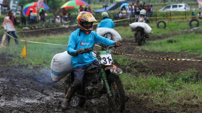 Balap Manol Gabah di Banyuwangi, Tradisi Unik Adu Cepat Buruh Angkut yang Penuh Gelak Tawa