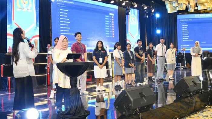 Siti Fauziah Dorong Pelajar Bangun Jejaring dan Wawasan Kebangsaan Lewat LCC MPR
