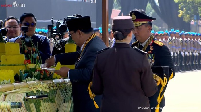 Presiden Prabowo Subianto Menyerahkan Tumpeng ke Kapolri dalam Puncak Hari Bhayangkara ke-80