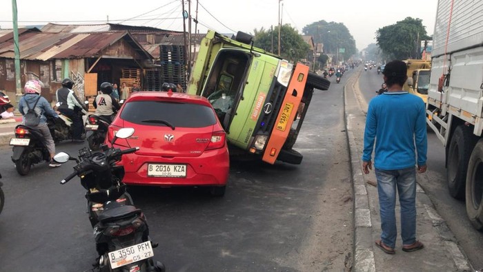 Tabrakan Truk Vs Mobil di Jembatan BKT Cakung, Lalin Arah Pulogadung Macet Panjang
