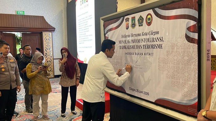 Lurusin.com, Cilegon – Densus 88 Antiteror (AT) Polri menjalin kerja sama dengan Pemerintah Kota Cilegon dalam upaya mencegah penyebaran paham radikal di tengah masyarakat. Kolaborasi ini difokuskan pada penguatan ketahanan sosial dan wawasan kebangsaan, dua pilar yang dinilai efektif menangkal pengaruh Intoleransi, Radikalisme, Ekstremisme, dan Terorisme (IRET). Langkah preventif ini menjadi bagian dari strategi nasional untuk menjaga keutuhan ideologi bangsa dari ancaman yang terus berkembang.