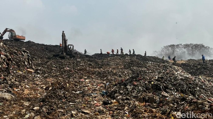Kabar Terkini Kebakaran di TPA Jatiwaringin yang Sudah Lewat 5 Hari