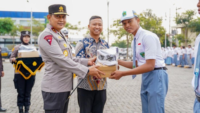 Kapolda Jateng Bagikan 1.000 Pasang Sepatu Gratis ke Pelajar di Sukoharjo