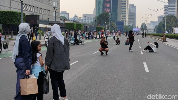 Antusiasme Warga Berburu Swafoto di Tengah Penutupan Jalan Thamrin-Sudirman Jelang Puncak HUT ke-499 Jakarta