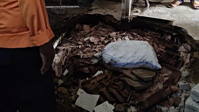Tanah Amblas di Rumah Warga Bogor, Keselamatan Penghuni Terancam