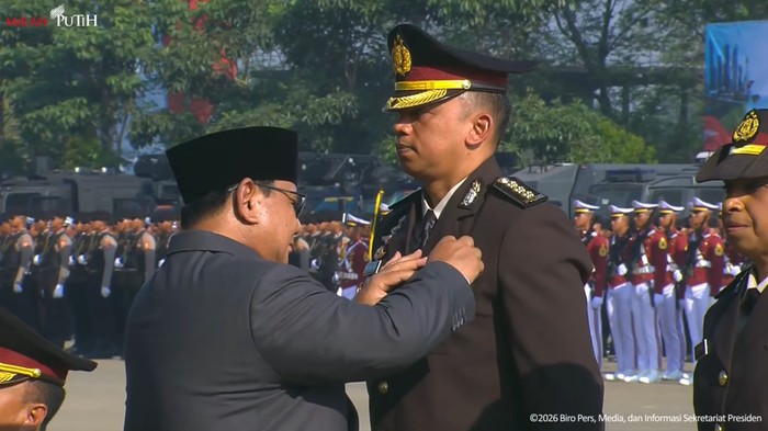 Prabowo Sematkan Bintang Bhayangkara Nararya untuk Tiga Personel Polri