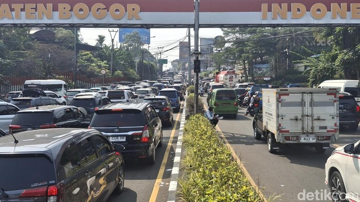 Masih Libur Sekolah, Lalin Puncak Bogor Masih Dipadati Wisatawan
