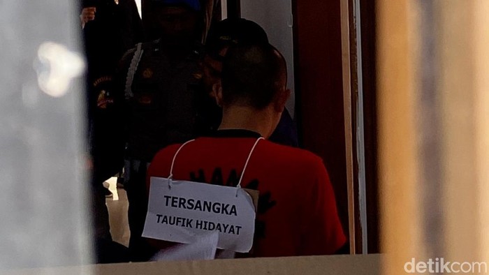 Penampakan Taufik Hidayat Jalani Rekonstruksi Kasus Penyekapan YTR di Polda Jabar