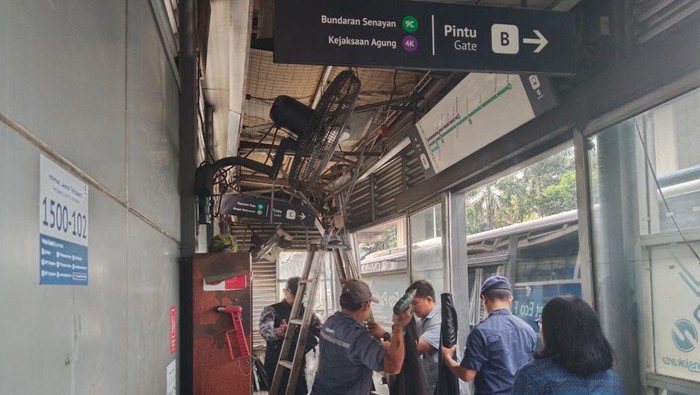 Plafon Ambruk dan Dinding Ringsek, Halte Transjakarta Tebet Eco Park Rusak Ditabrak Truk