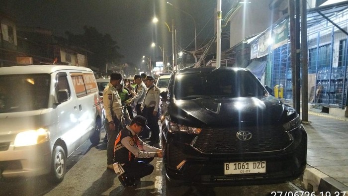 Sudinhub Jakarta Selatan Lakukan Operasi Cabut Pentil di Jalan Minangkabau