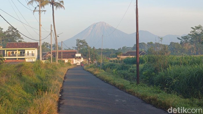 Gunung Semeru Erupsi Dini Hari, Luncurkan Lava Pijar 1,3 Kilometer