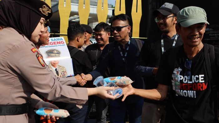 Hari Bhayangkara ke-80, Polwan Polda Metro Jaya Bagikan Bunga untuk Koalisi Masyarakat Sipil