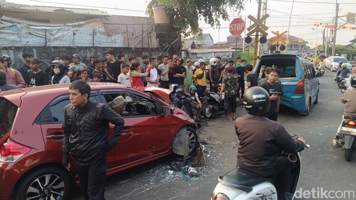 Kecelakaan Beruntun 6 Kendaraan di Perlintasan Kebon Pedes Bogor, Korban Luka Dilaporkan