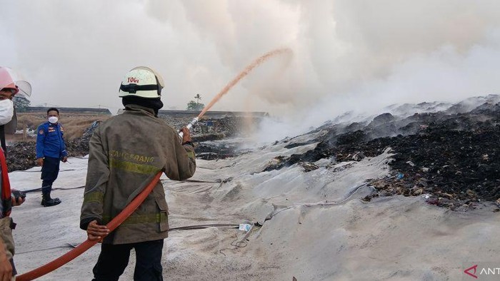 Kebakaran TPA Jatiwaringin Tangerang Meluas Hingga 2 Hektare, Dipicu Angin Kencang
