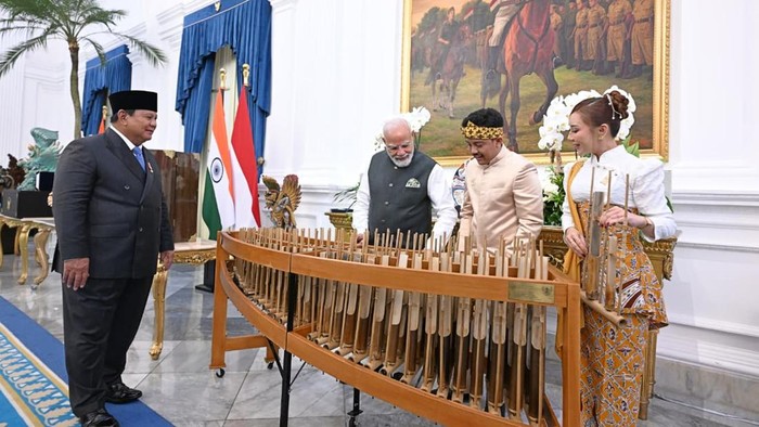 Momen PM India Modi Mainkan Angklung Oleh-oleh dari Prabowo