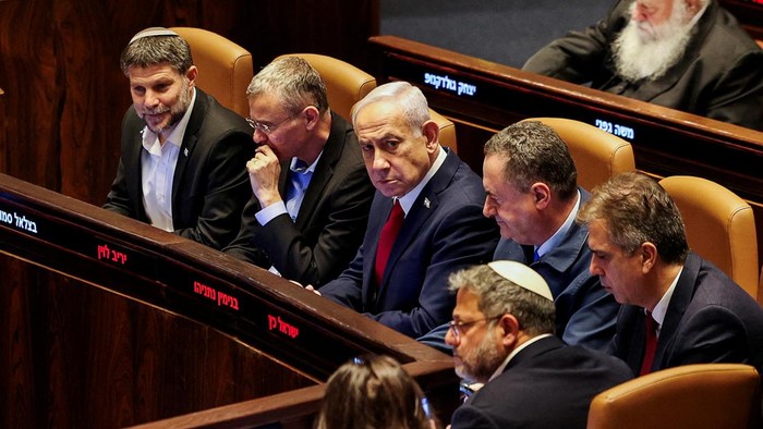 Gelombang penolakan terhadap dua tokoh paling kontroversial dalam pemerintahan sayap kanan Israel semakin meluas. Sepuluh negara Eropa dan Barat secara serentak memberlakukan larangan masuk terhadap Menteri Keamanan Nasional Itamar Ben-Gvir dan Menteri Keuangan Bezalel Smotrich. Informasi ini terungkap dari pernyataan resmi Kementerian Luar Negeri Israel yang diterima media kami pada Selasa (7/7/2026).
