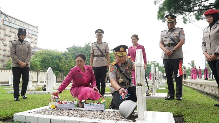 Kapolda Riau Ziarah Makam Pahlawan Jelang HUT Bhayangkara: Rawat Semangat Juang