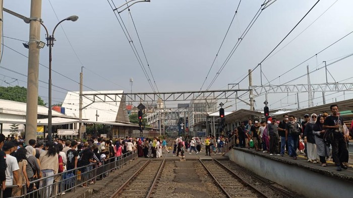 Libur Sekolah Picu Lonjakan Penumpang, 82 Ribu Orang Padati Stasiun Bogor
