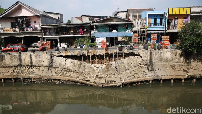 Jalan di Pulogadung Amblas dan Dinding Rumah Retak, Ini Langkah Pemkot