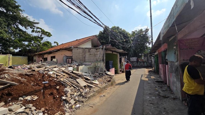 Kondisi Terkini Jalan Sejajar Rel Pasar Minggu yang Mau Dibereskan Pramono