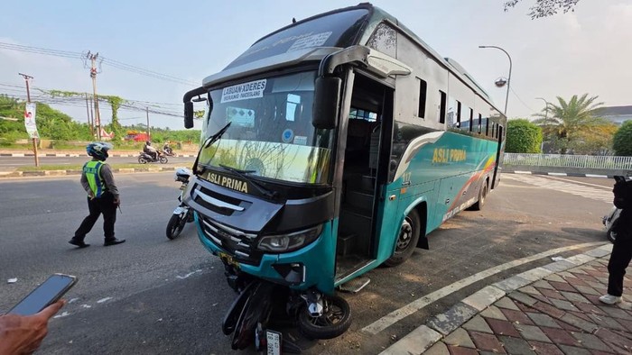 Bus Tabrak Pemotor di Serang Akibat Terobos Lampu Merah, Satu Tewas
