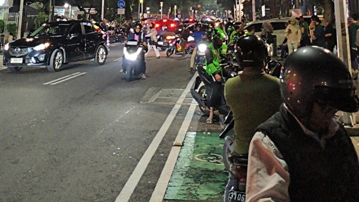 Ditertibkan Dishub, Parkir Liar di Senopati Jaksel Masih Terjadi Malam Ini