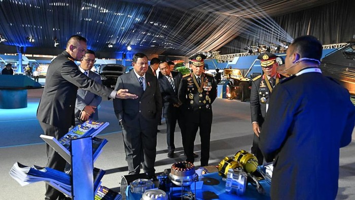 Prabowo dan Kapolri Jenderal Sigit Tinjau Inovasi Buatan Anak Bangsa di Pameran Bhayangkara ke-80
