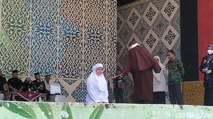 Sejoli di Aceh Dihukum Cambuk 21 Kali Buntut Mesum Saat Live TikTok