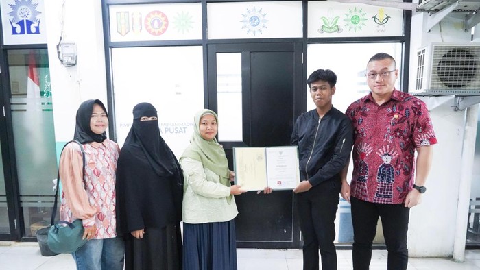 Jakarta - Seorang siswa yatim di SMA Muhammadiyah 2 Jakarta akhirnya bisa bernapas lega. Ijazahnya yang sempat tertahan kini berhasil ditebus oleh anggota DPRD DKI Jakarta, Hardiyanto Kenneth. Aksi nyata ini merupakan tindak lanjut dari kegiatan reses yang dilakukan legislator asal PDI Perjuangan itu. Kenneth menegaskan bahwa akses terhadap dokumen pendidikan tidak boleh terhalang biaya, terlebih bagi kalangan kurang mampu. "Pendidikan tak boleh disandera biaya," tegasnya.