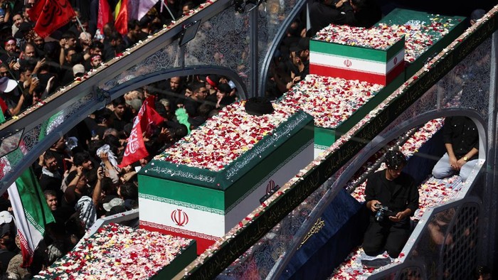 Air Mata Palsu', Tudingan Trump ke Pelayat yang Banjiri Pemakaman Khamenei