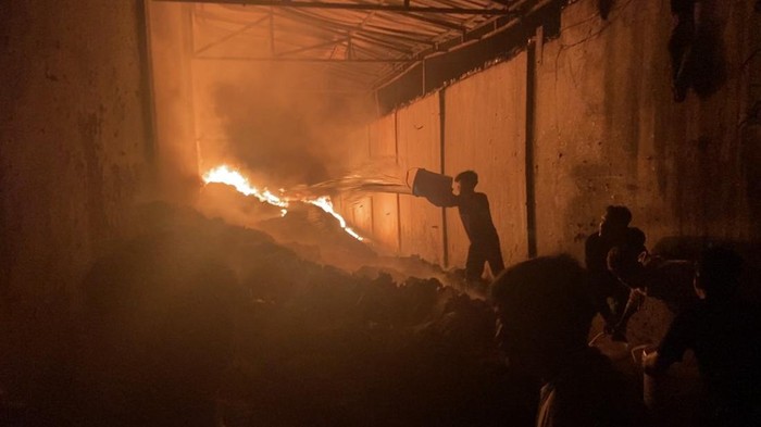 Pabrik Mainan di Medan Terbakar Hebat, Api Masih Berkobar Setelah 6 Jam