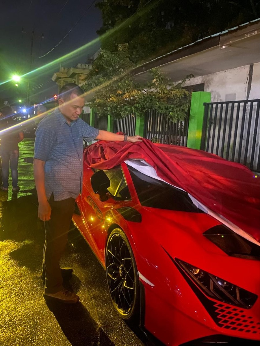 Penampakan Lamborghini Bos Tambang Tersangka Kejagung Saat Ditemukan di Gang