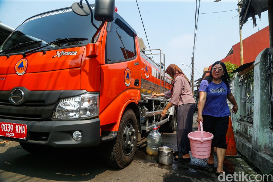 Krisis Air Bersih Melanda, Ribuan Keluarga di Bekasi Bergantung pada Bantuan Tangki Darurat