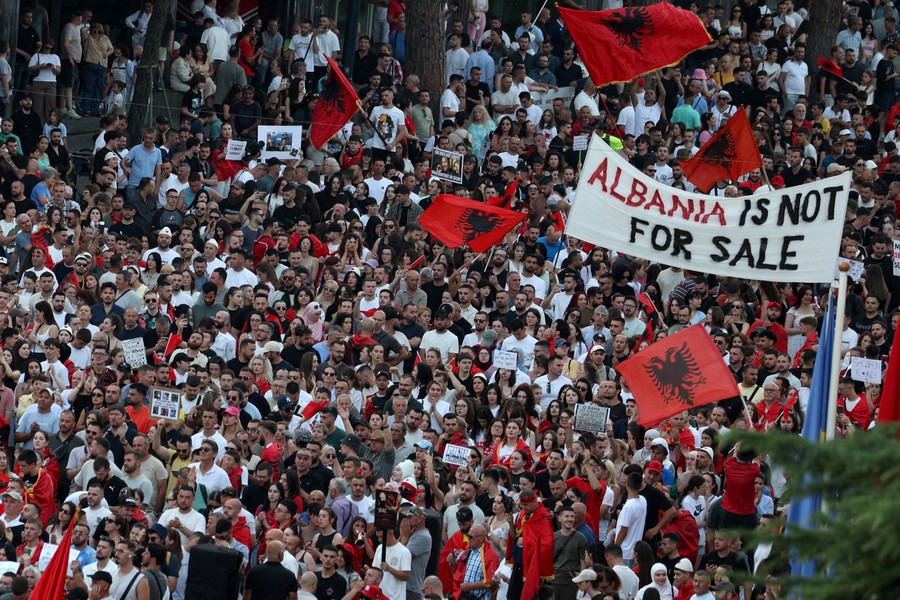 Warga Albania Gelar Protes Besar, Tolak Proyek Resor Terkait Keluarga Trump