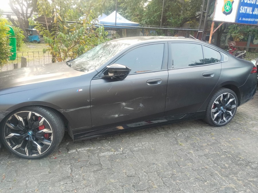 Potret BMW Listrik yang Dirusak Warga Usai Tabrak Motor di Jakarta Barat