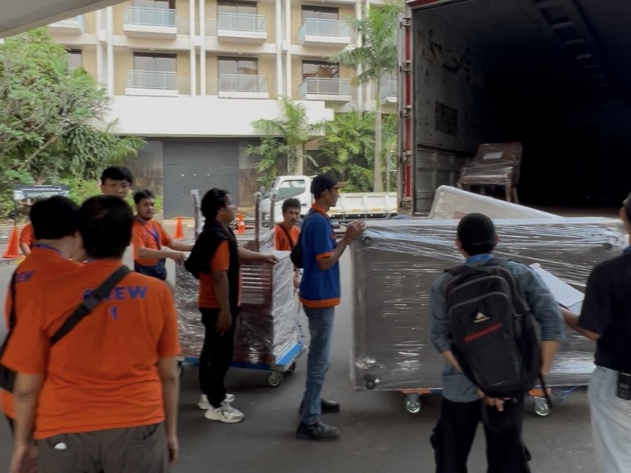 Suasana Hotel Sultan yang Mulai Dikosongkan, Kasur hingga TV Diangkut Truk