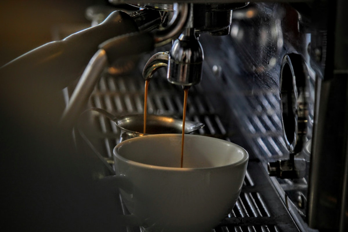 Mesin Espresso Komersial Terbaik: Pilih yang Tepat untuk Bisnis Kafe Anda